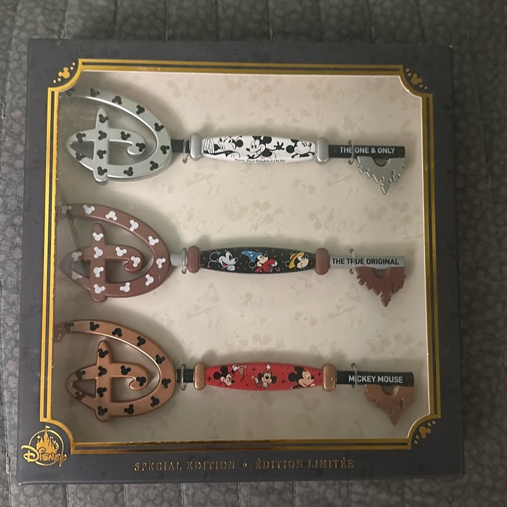 Disney Rewards Mickey Mouse Through the Years Collectible Key Set 3 With Box new